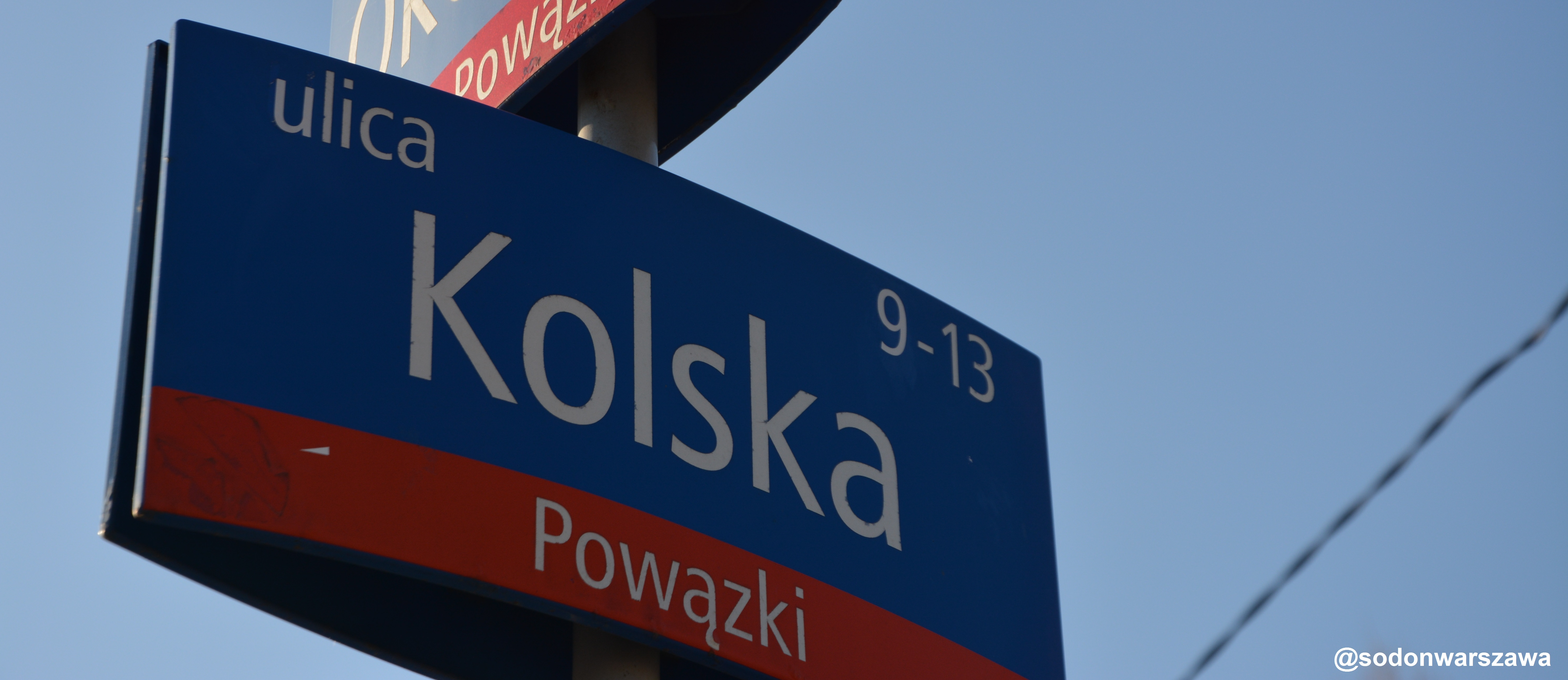 Na zdjęciu: znak drogowy wskazujący skrzyżowanie ulic Okopowej i Kolskiej, przy którym mieści się ośrodek.